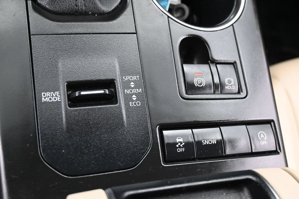 Used 2022 Toyota Highlander XLE FWD image 23