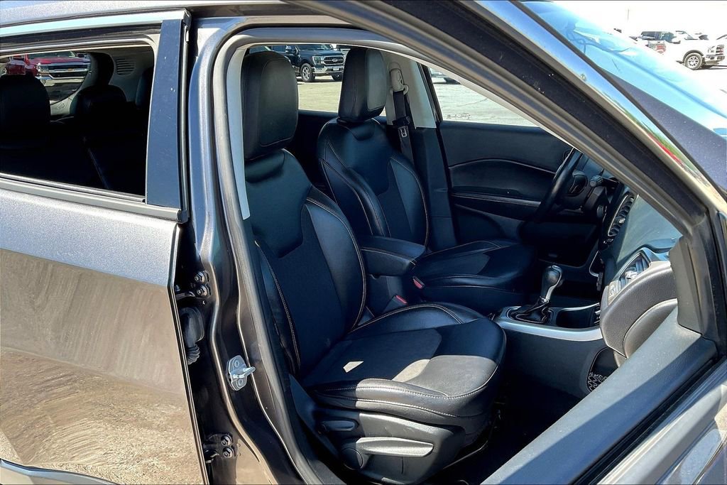 Used 2018 Jeep Compass Latitude w/ Popular Equipment Group FWD image 7