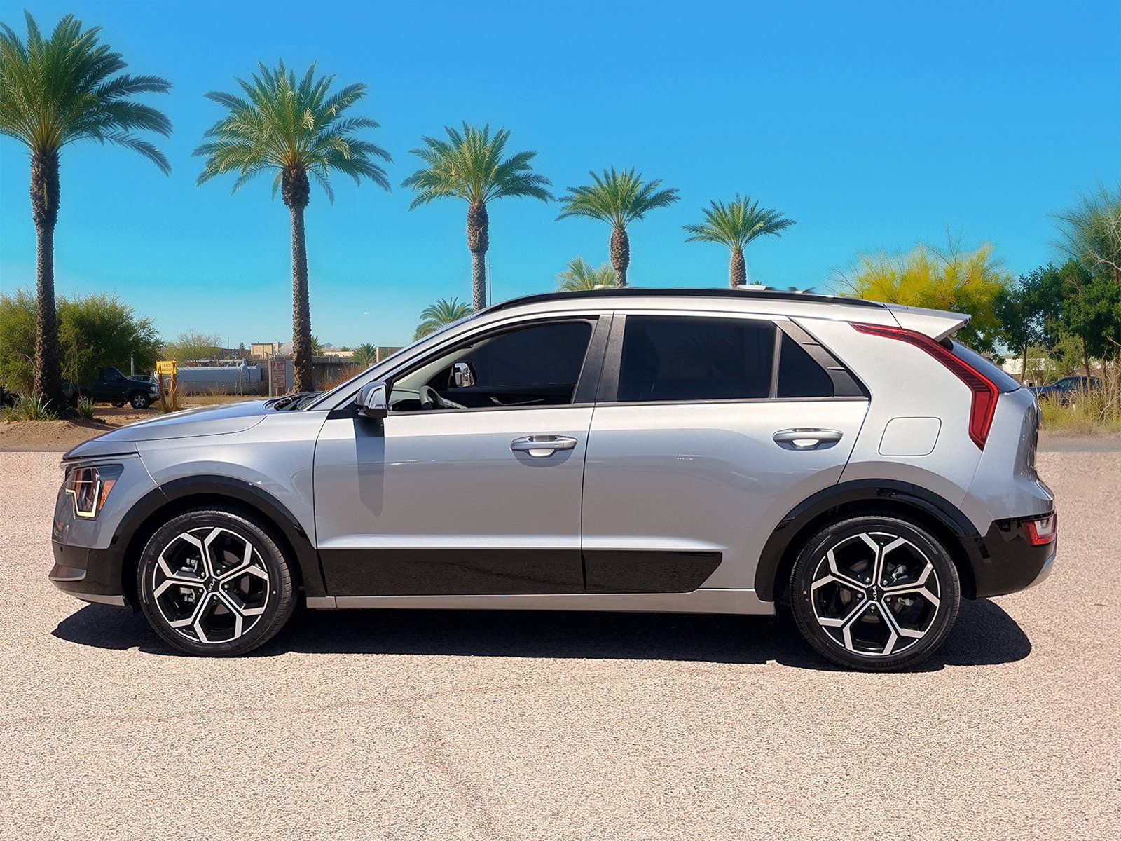 Used 2023 Kia Niro SX Touring FWD image 2