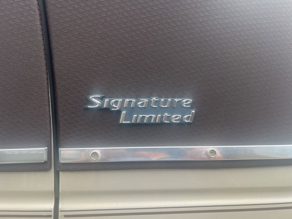 Used 2009 Lincoln Town Car Signature Limited image 18