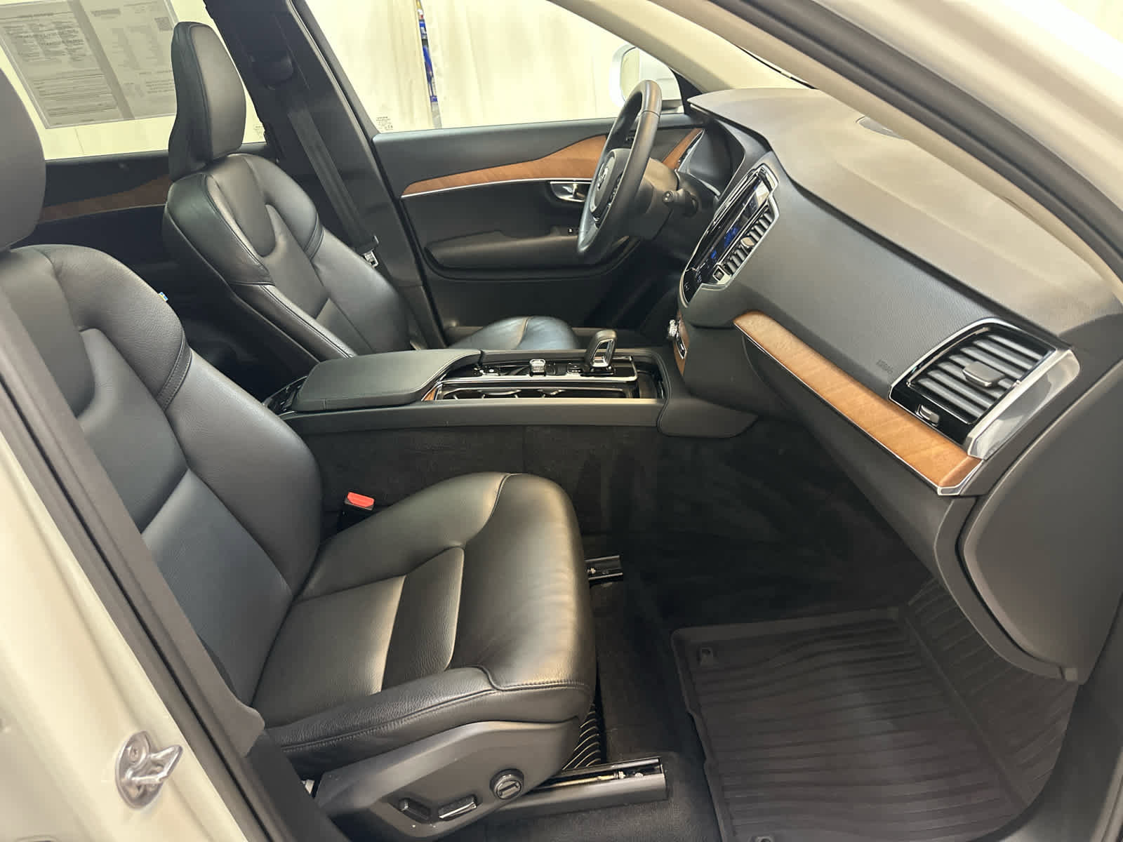 Used 2023 Volvo XC90 T8 Plus image 14