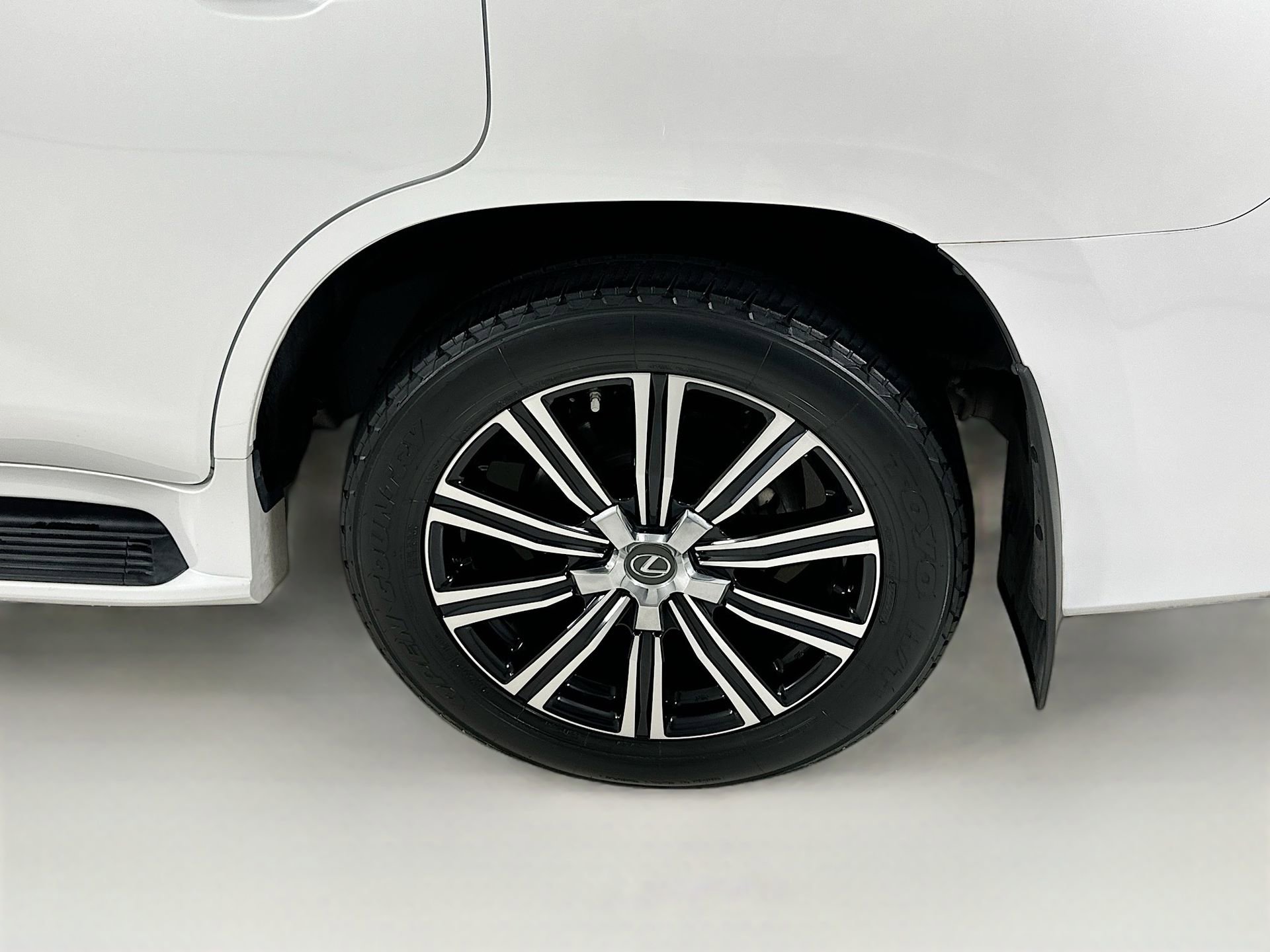 Used 2018 Lexus LX 570 4WD w/ Luxury Package image 36