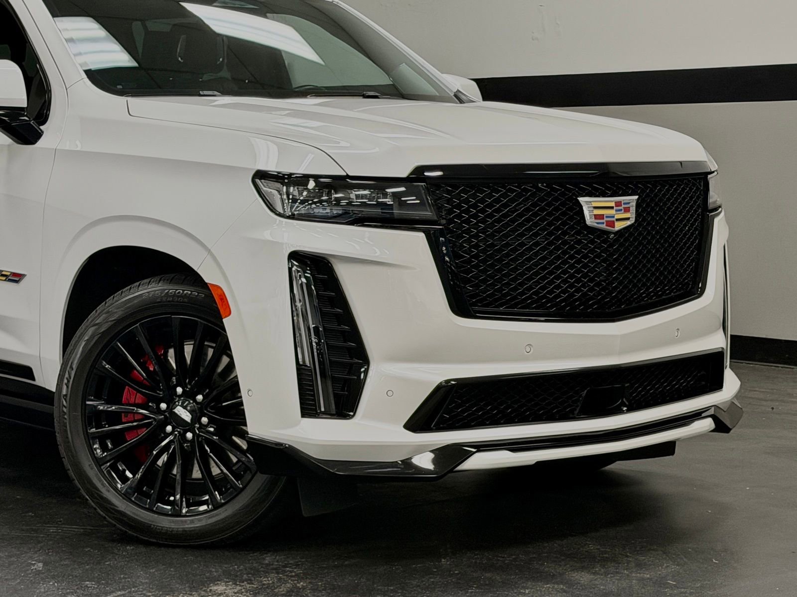 Used 2023 Cadillac Escalade ESV V image 3