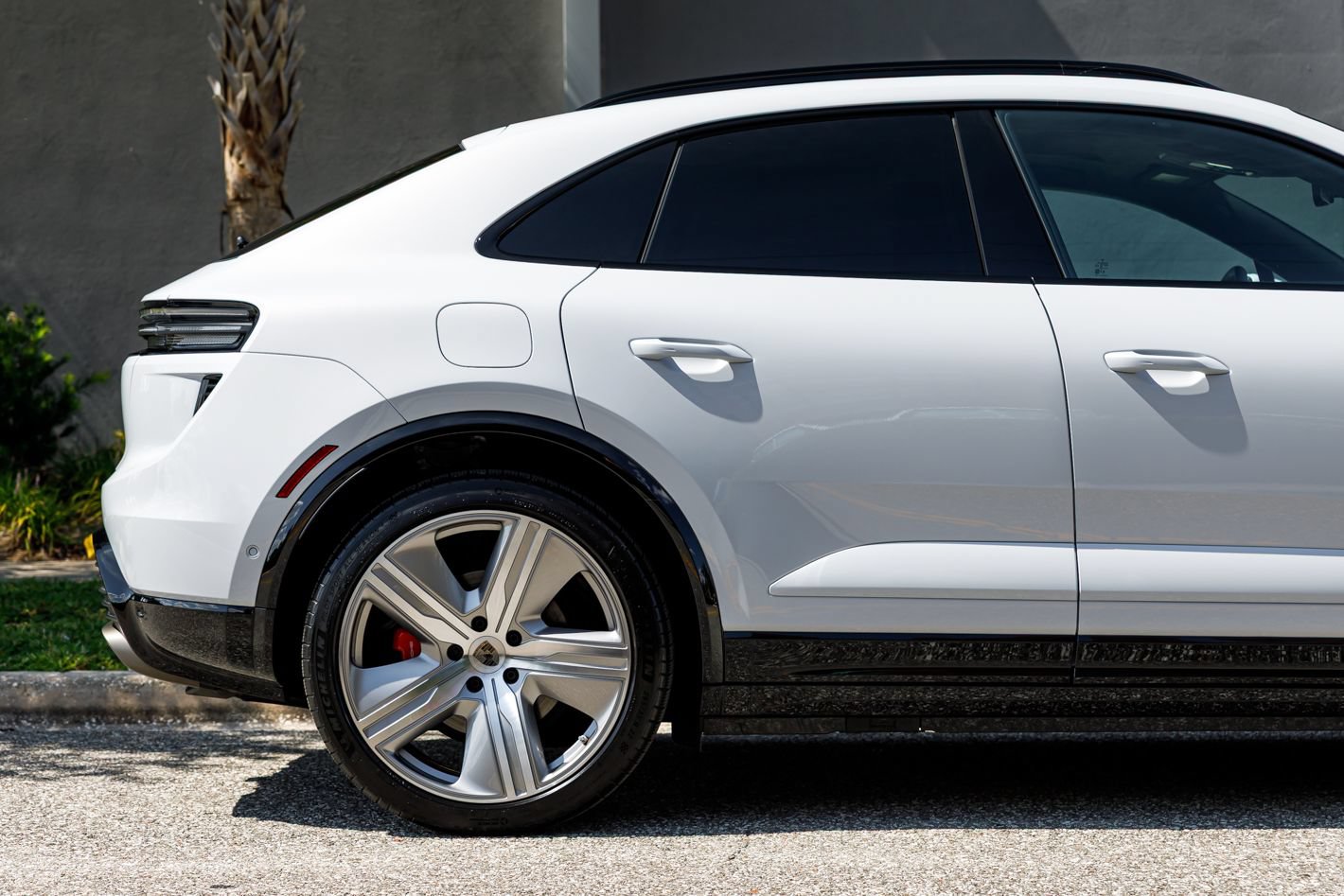 Used 2025 Porsche Macan Turbo Electric AWD/4WD image 9