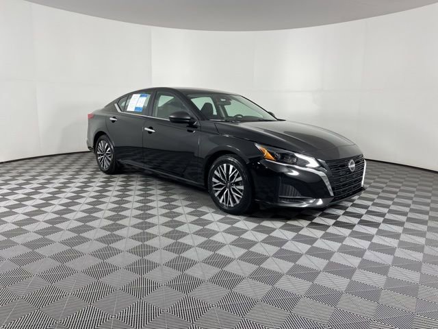 Used 2024 Nissan Altima 2.5 SV image 2