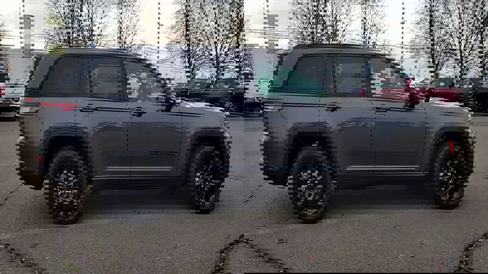 New 2025 Jeep Grand Cherokee Altitude image 9