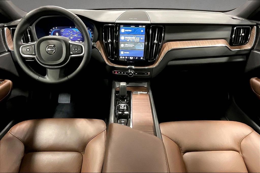 Used 2022 Volvo XC60 B5 Momentum w/ Climate Package image 7