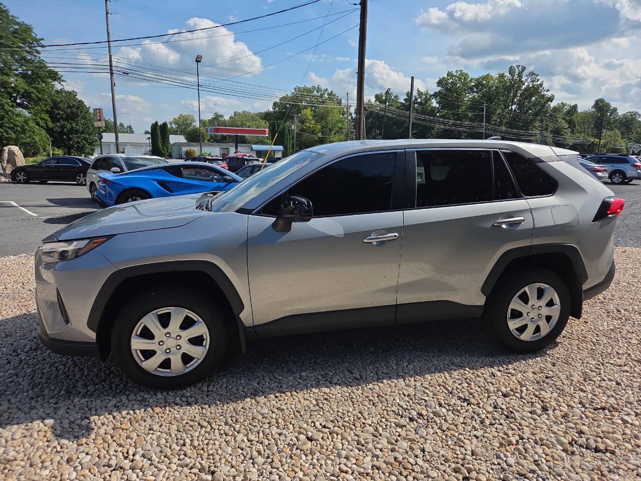 Used 2023 Toyota RAV4 LE AWD/4WD image 4
