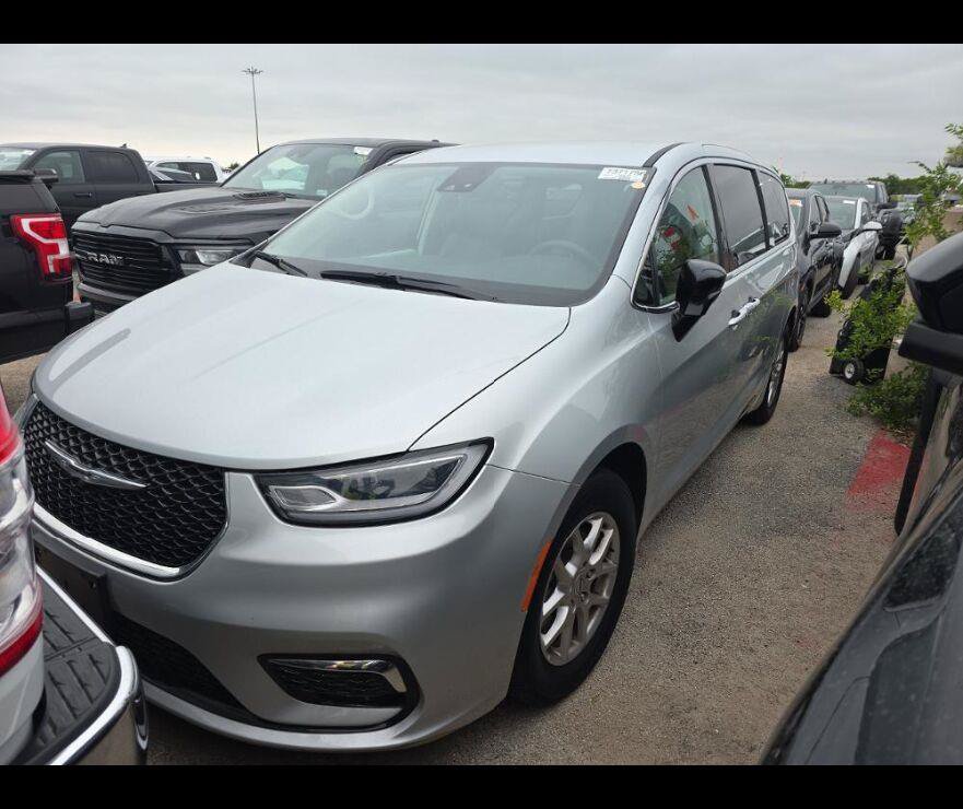 Used 2024 Chrysler Pacifica Touring-L FWD image 2