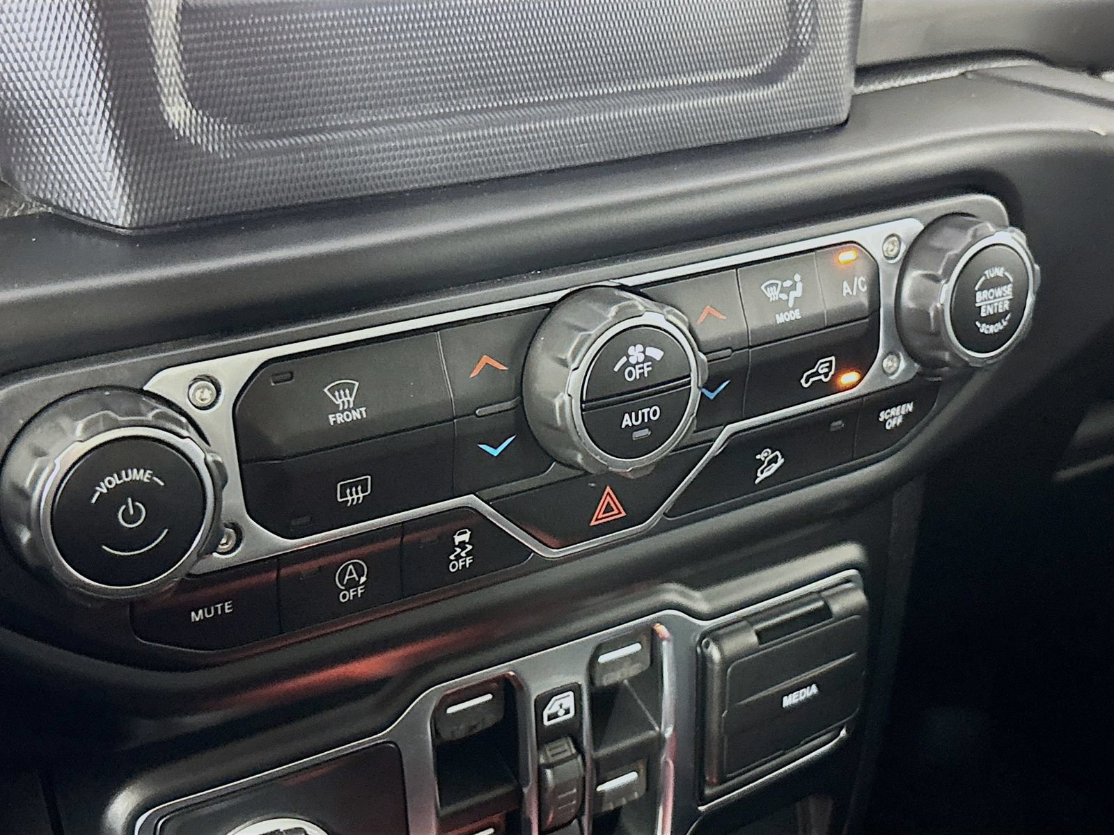 Used 2020 Jeep Wrangler Unlimited Sahara AWD/4WD image 15