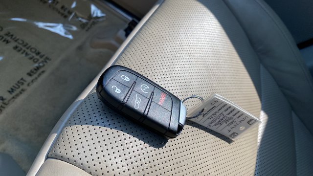 Used 2020 Jeep Grand Cherokee Overland AWD/4WD image 21