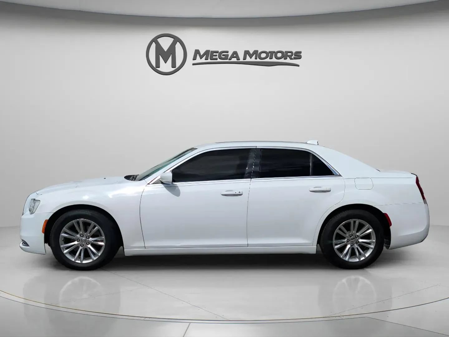 Used 2021 Chrysler 300 Touring w/ Driver Convenience Group RWD image 3