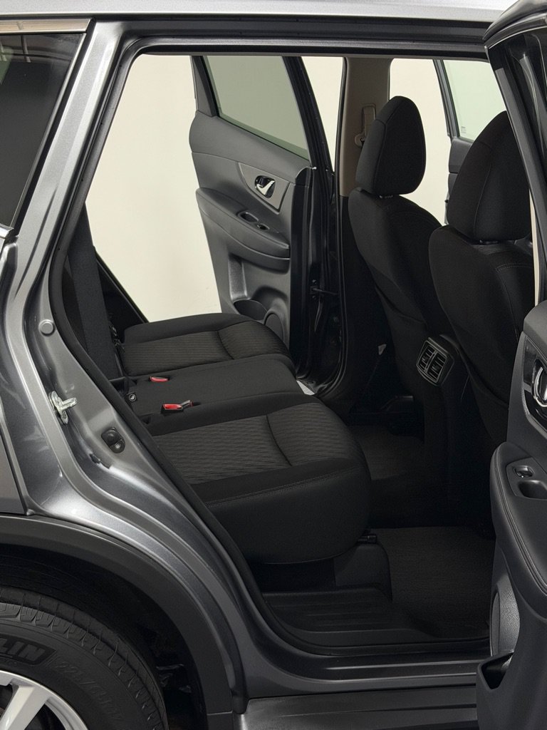 Used 2018 Nissan Rogue SV AWD/4WD image 10