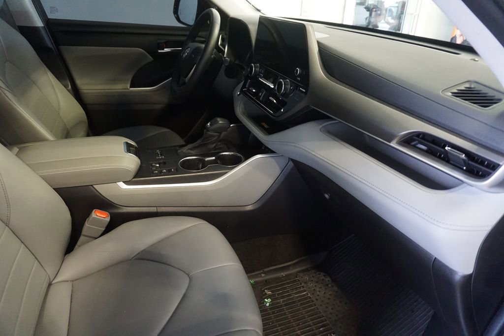 Used 2023 Toyota Highlander XLE AWD/4WD image 19