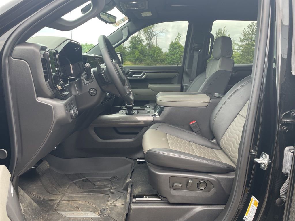Used 2025 Chevrolet Silverado 1500 ZR2 w/ Technology Package image 12
