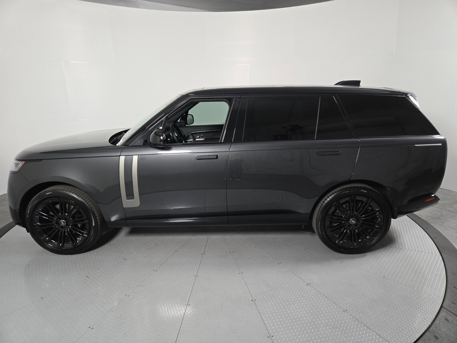 New 2025 Land Rover Range Rover Long Wheelbase SE image 6