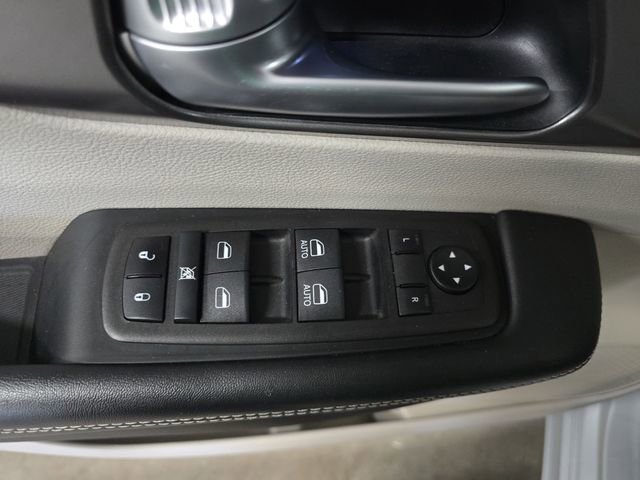 Used 2024 Chrysler Pacifica Touring-L image 33