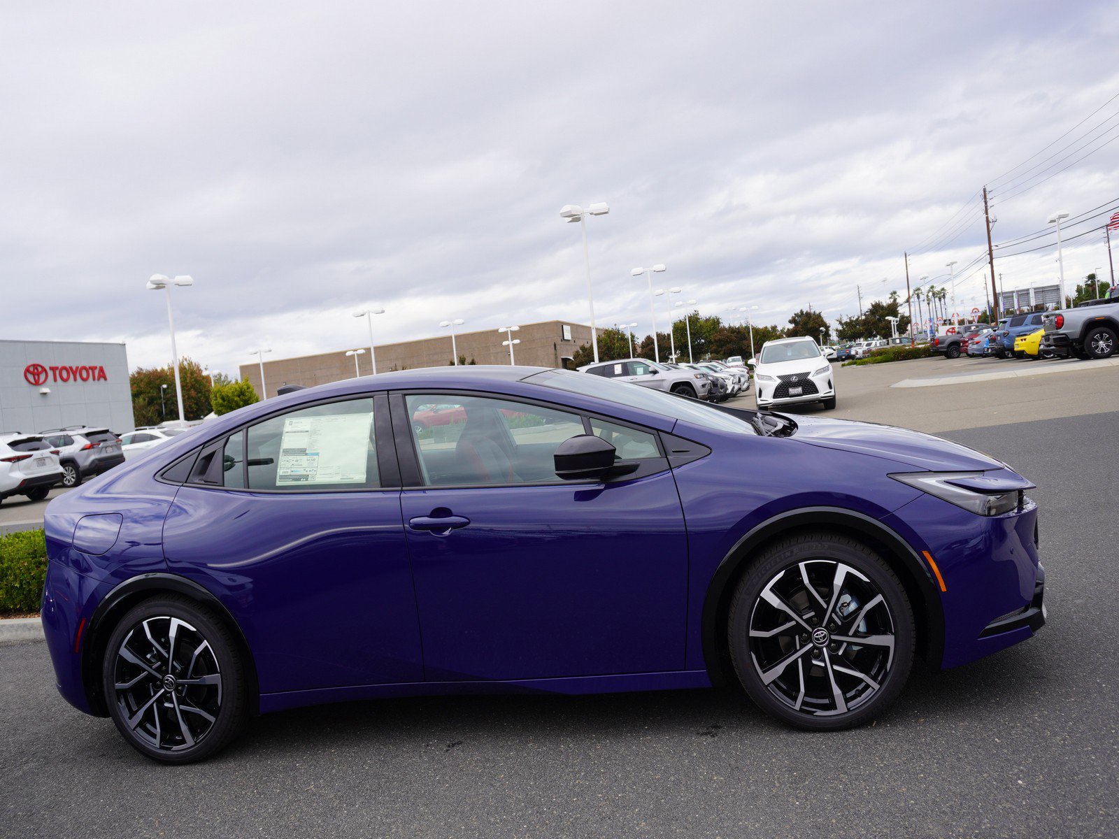 New 2026 Toyota Prius Plug-In Hybrid FWD image 4
