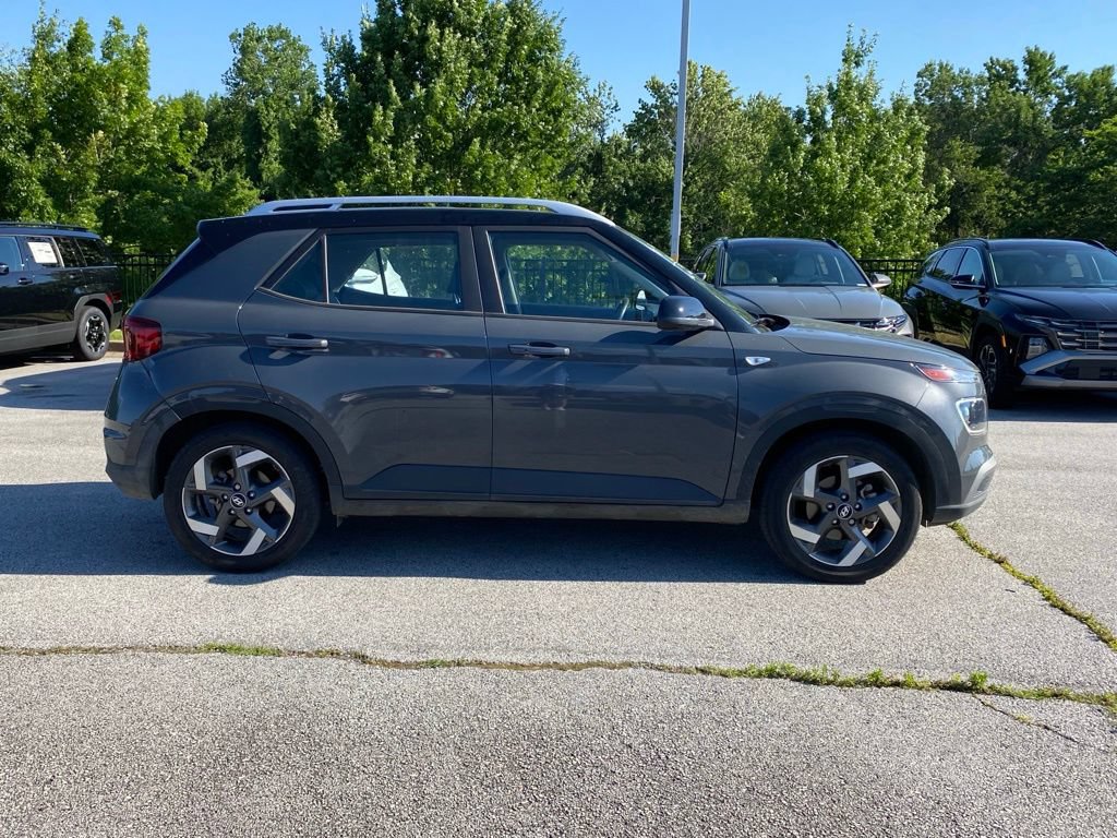 Used 2023 Hyundai Venue Limited FWD image 5
