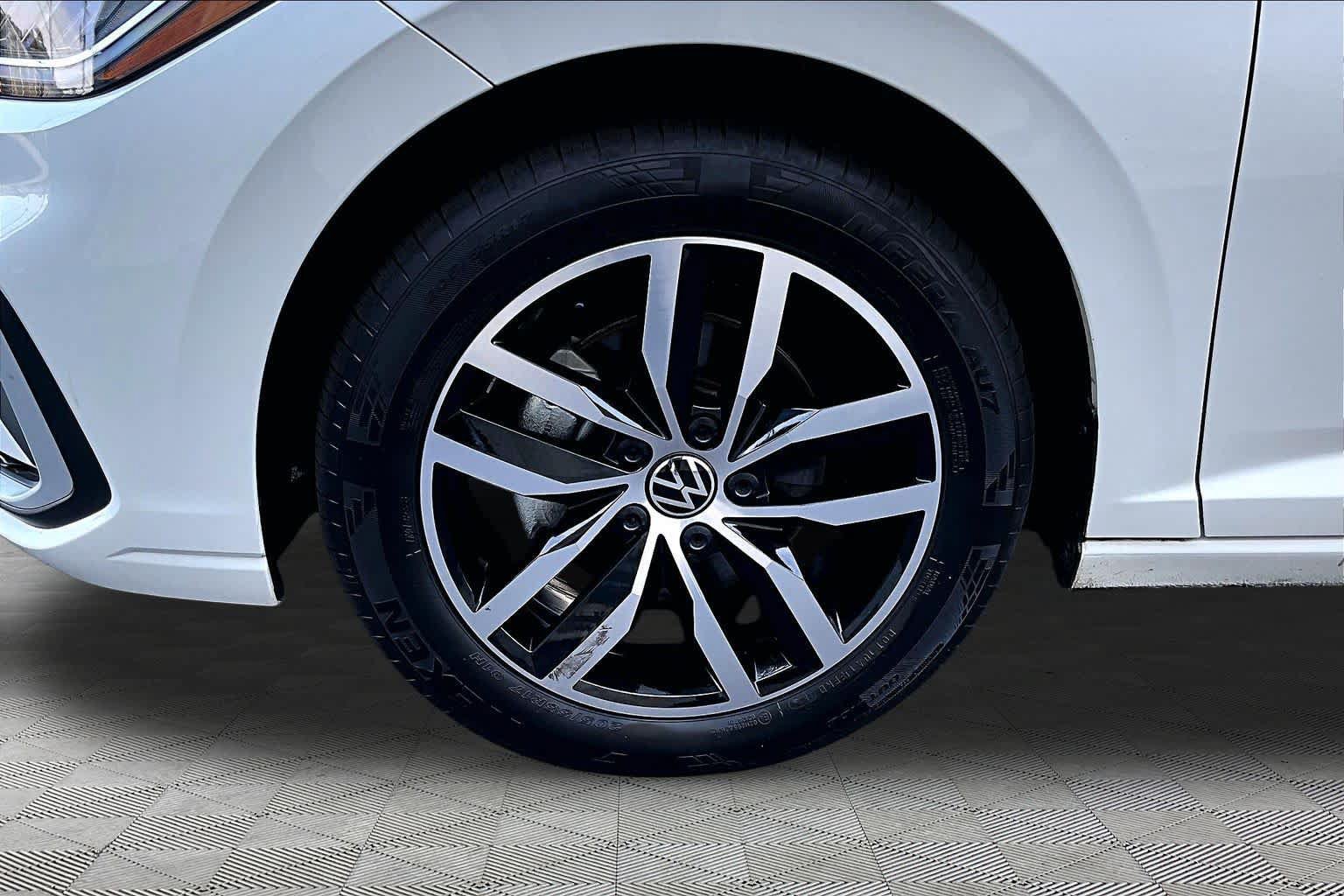 Used 2025 Volkswagen Jetta SE FWD image 10