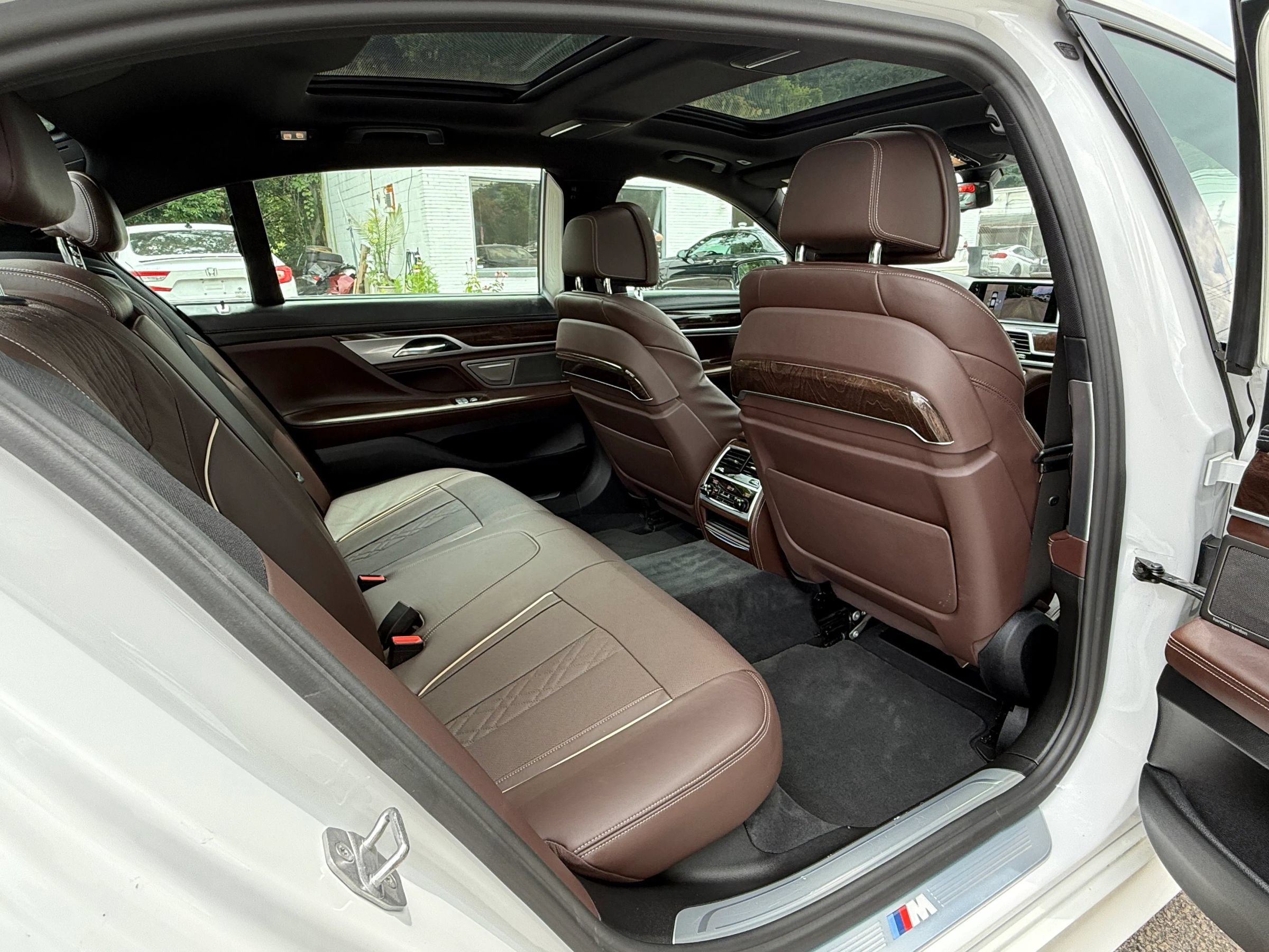 Used 2017 BMW 750i RWD image 12
