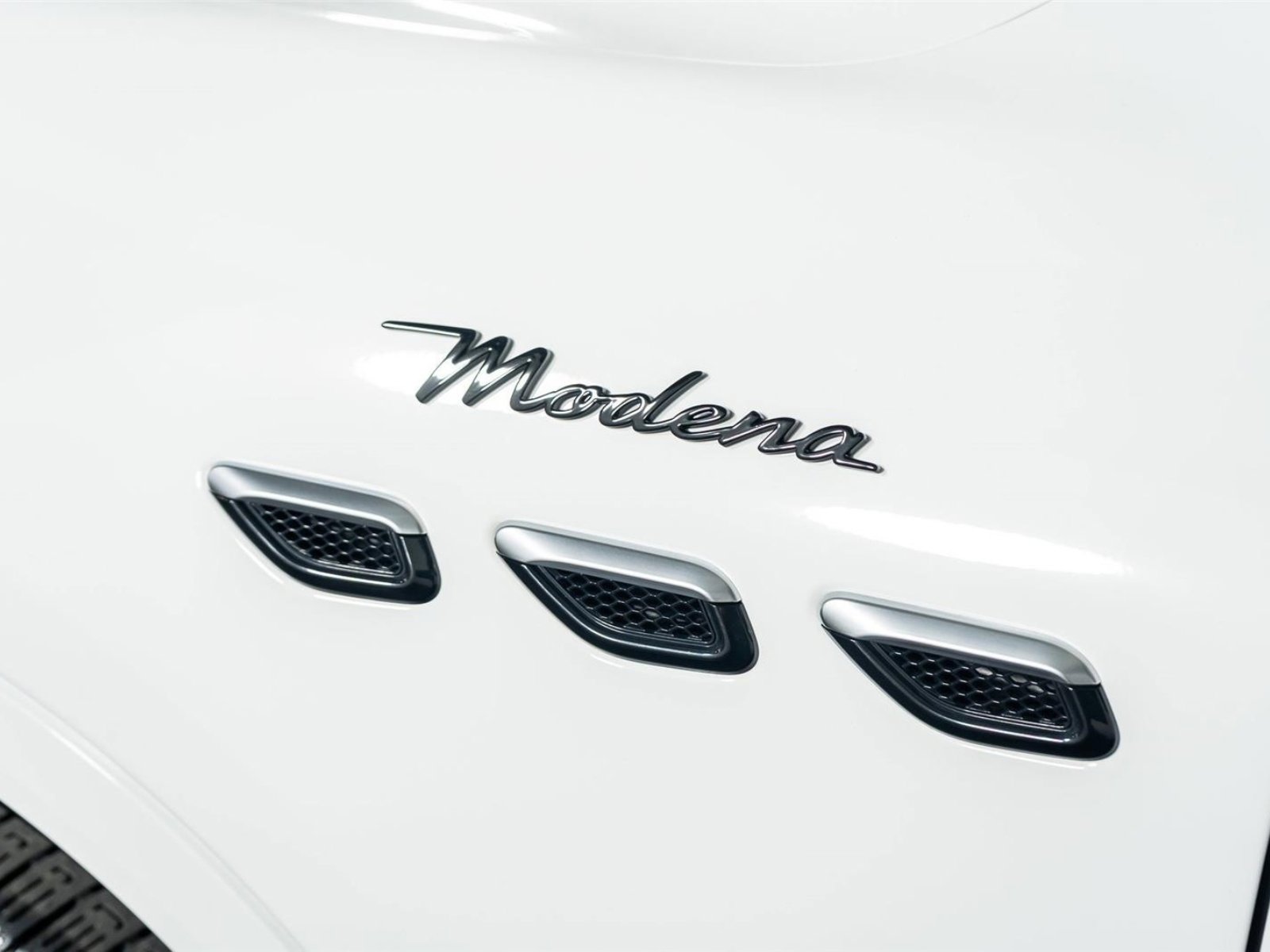 Used 2024 Maserati Grecale Modena AWD/4WD image 27