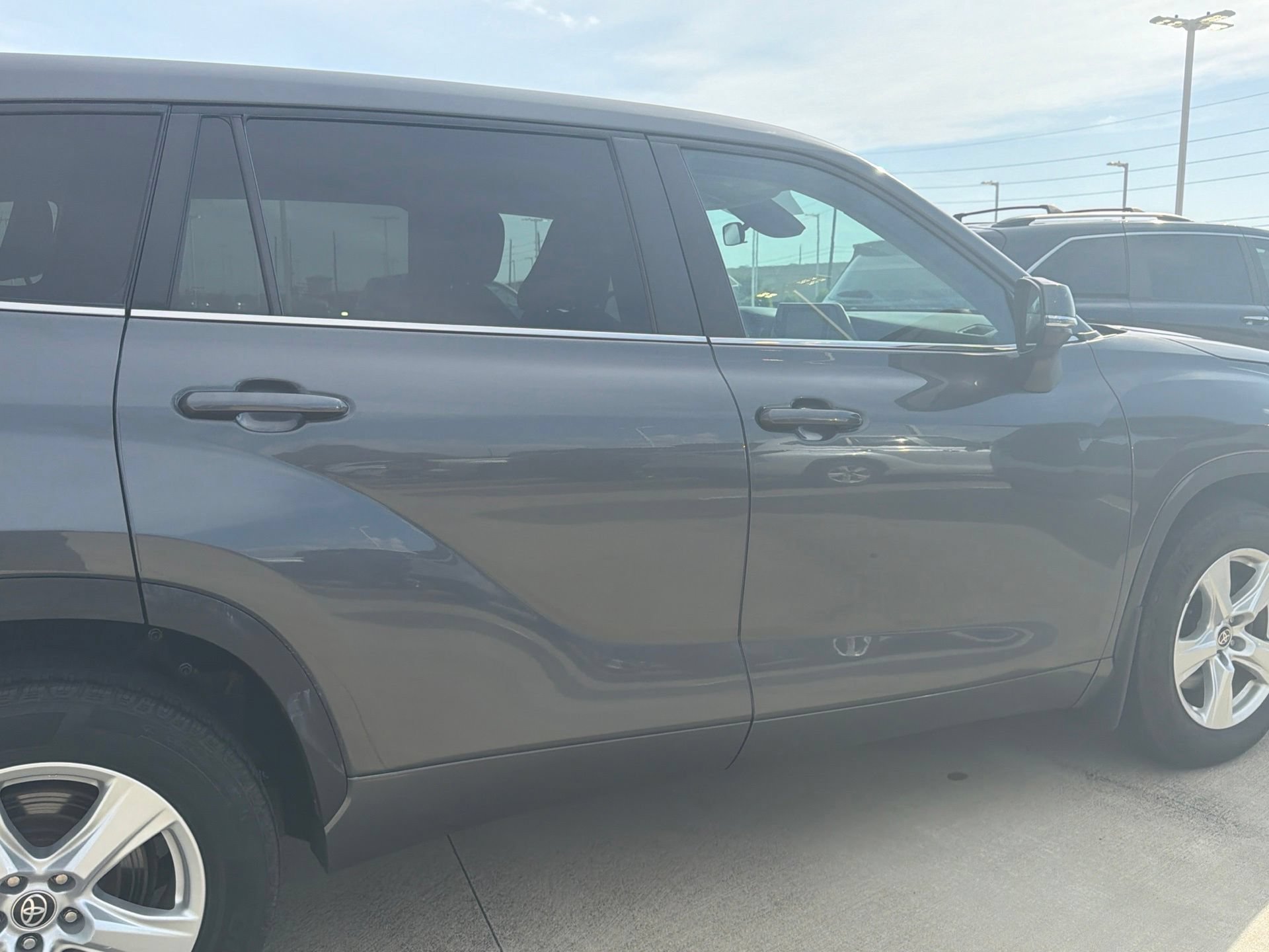 Used 2023 Toyota Highlander L FWD image 2