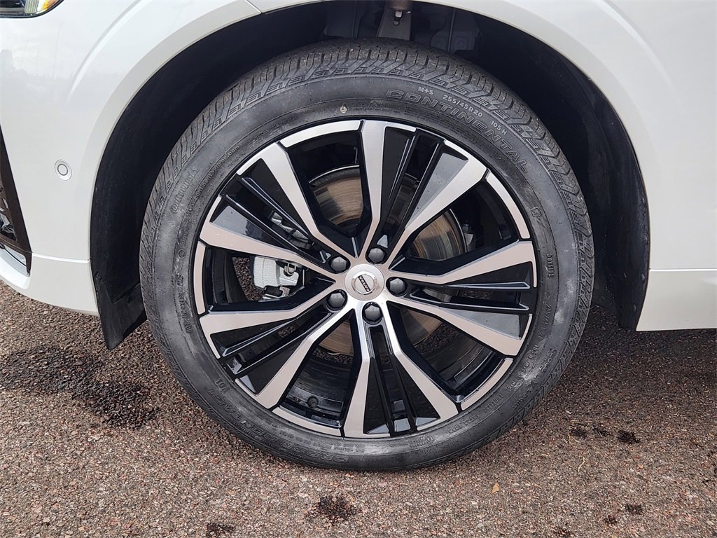 Used 2025 Volvo XC60 B5 Plus image 25