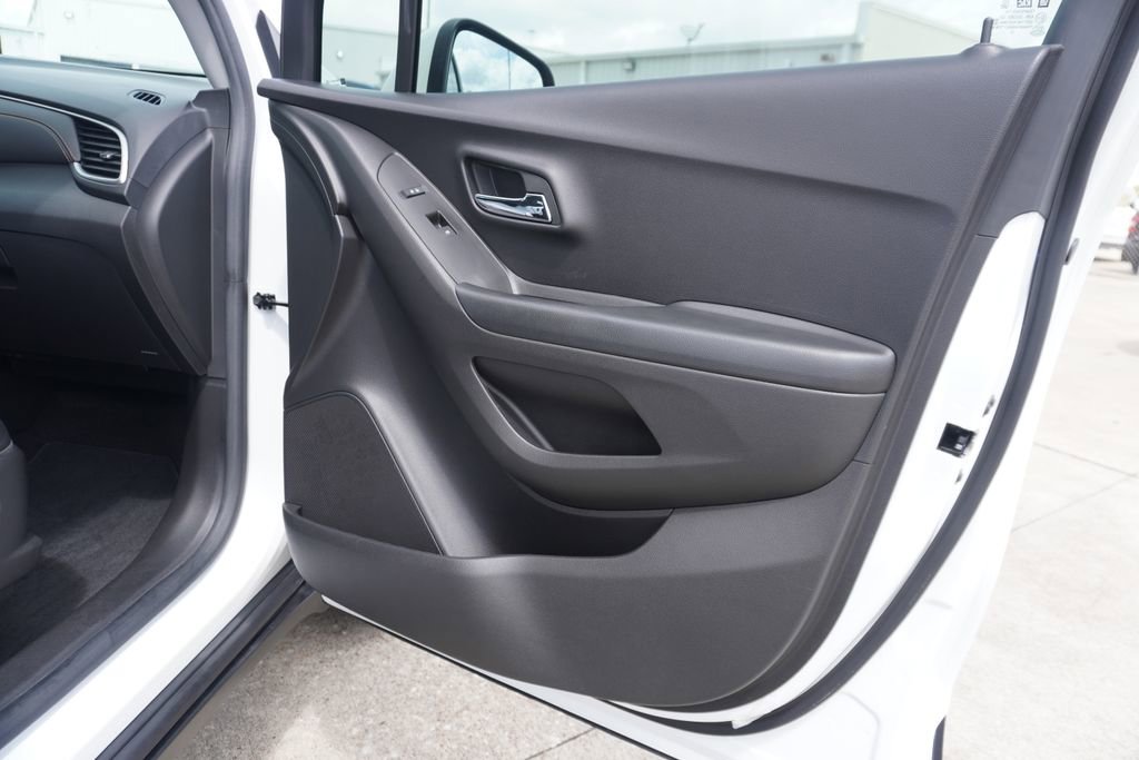 Used 2022 Chevrolet Trax LT w/ LT Convenience Package image 22