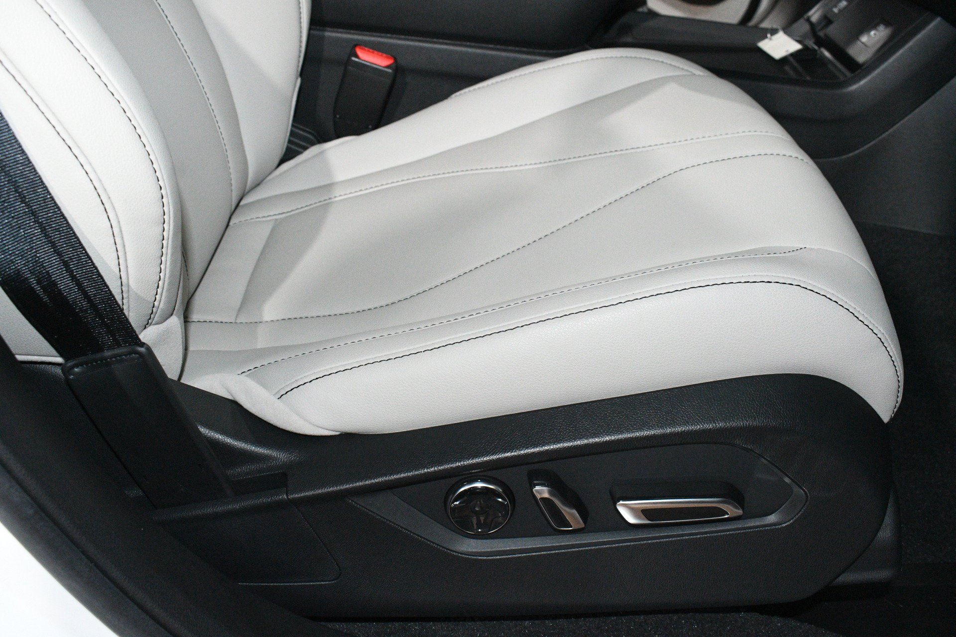 Used 2025 Acura RDX SH-AWD image 14