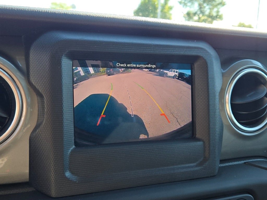 Used 2018 Jeep Wrangler Unlimited Sahara w/ Cold Weather Group image 29