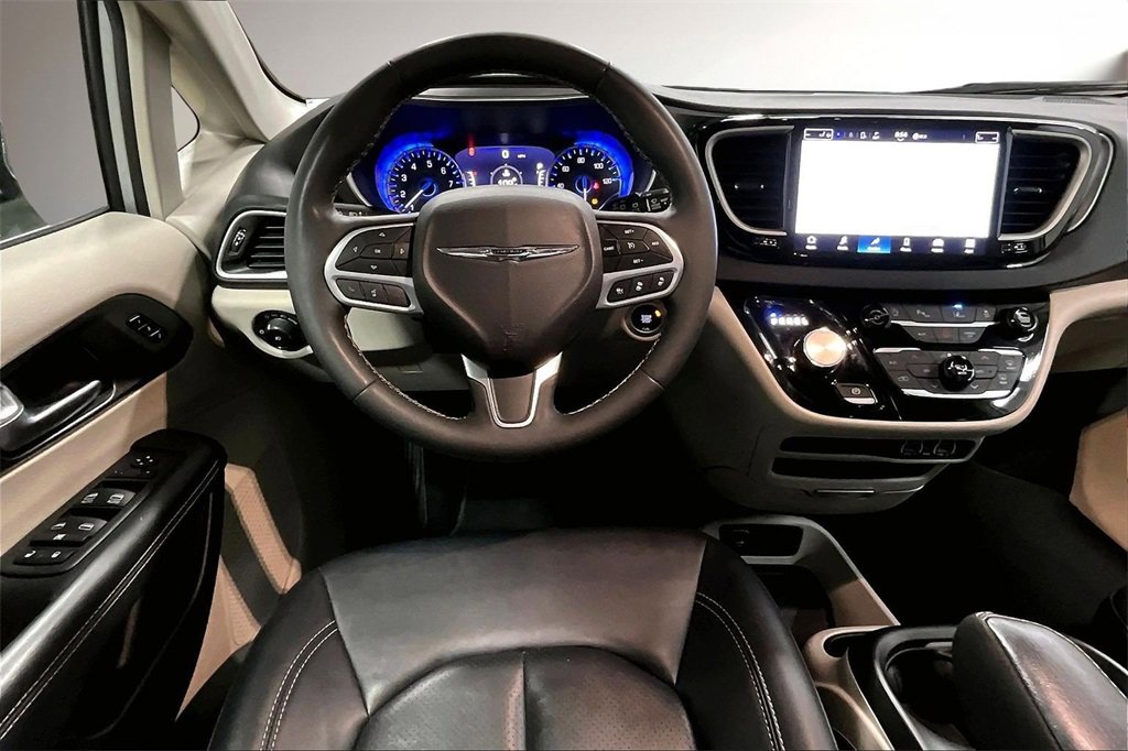 Used 2024 Chrysler Pacifica Touring-L image 9