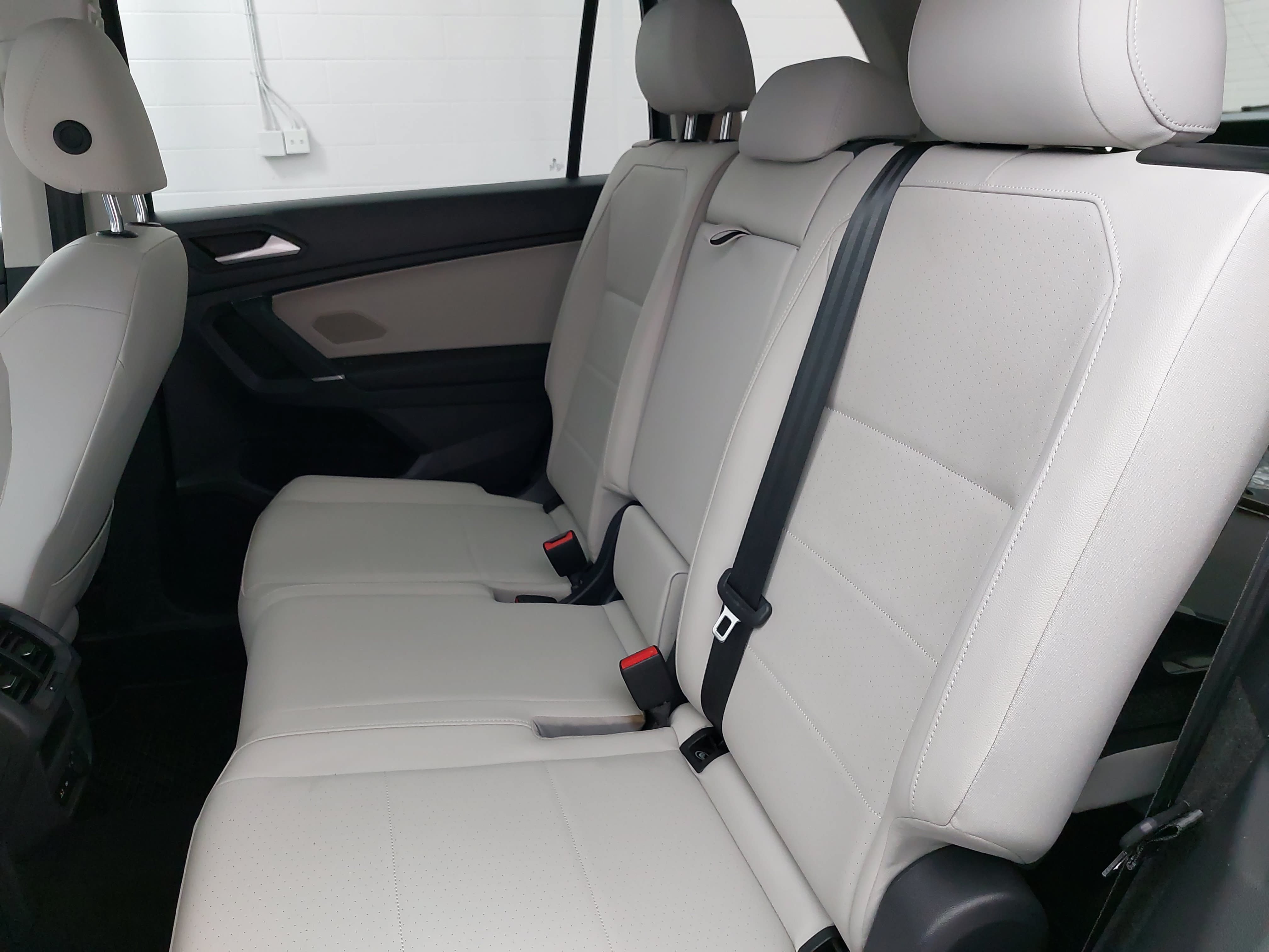Used 2020 Volkswagen Tiguan SEL w/ 3rd Row Seat Package AWD/4WD image 18