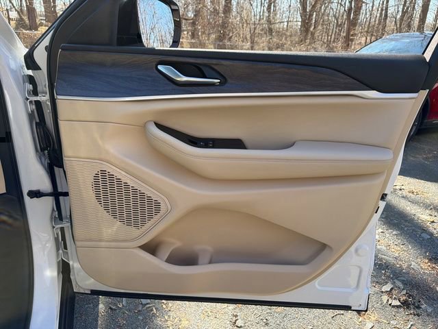 Used 2023 Jeep Grand Cherokee Limited image 10