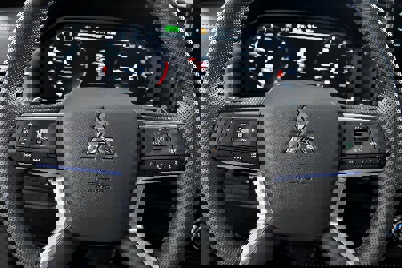 New 2025 Mitsubishi Outlander SE image 18