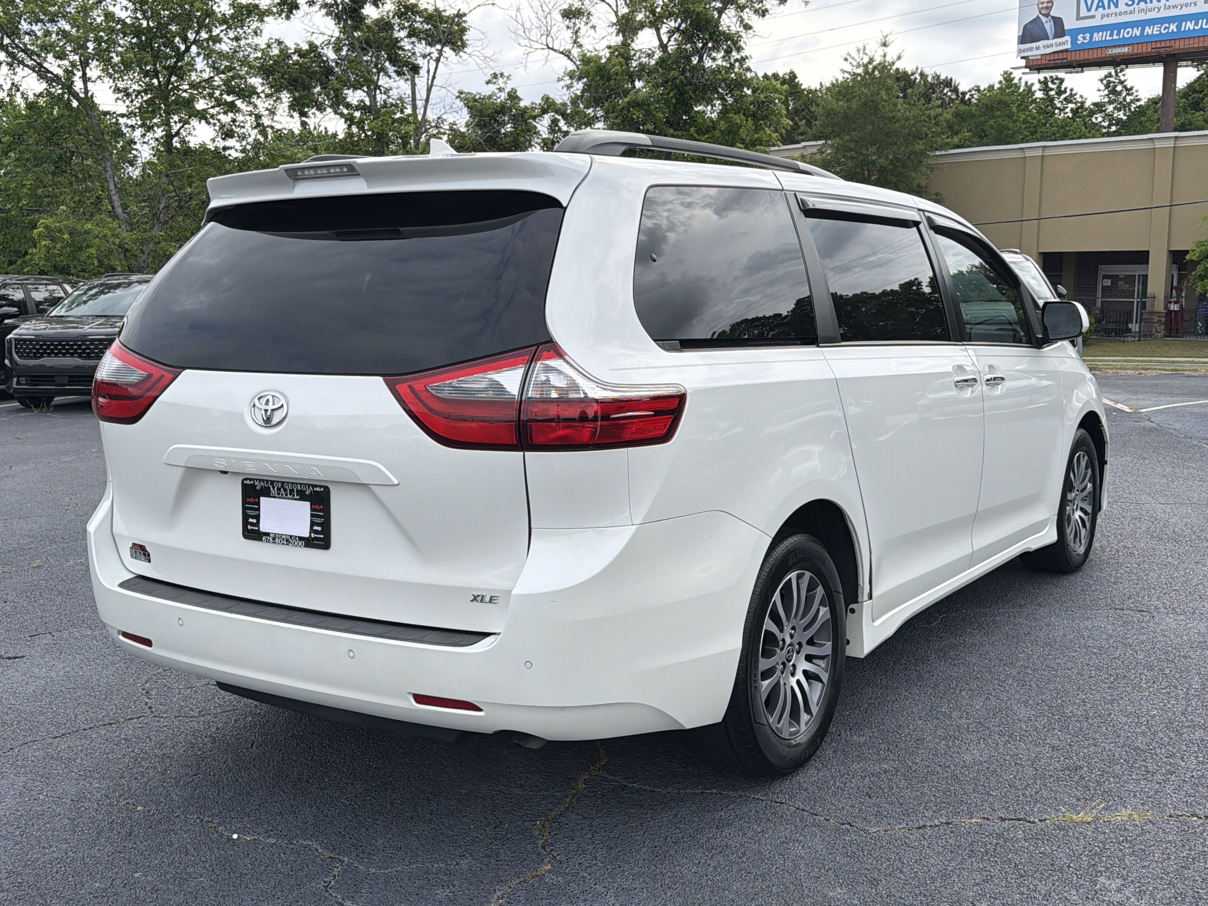 Used 2020 Toyota Sienna XLE Premium FWD image 4