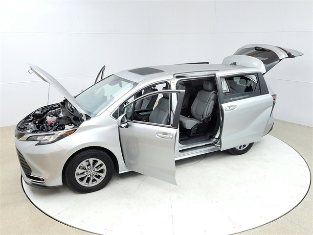 Used 2022 Toyota Sienna XLE image 22