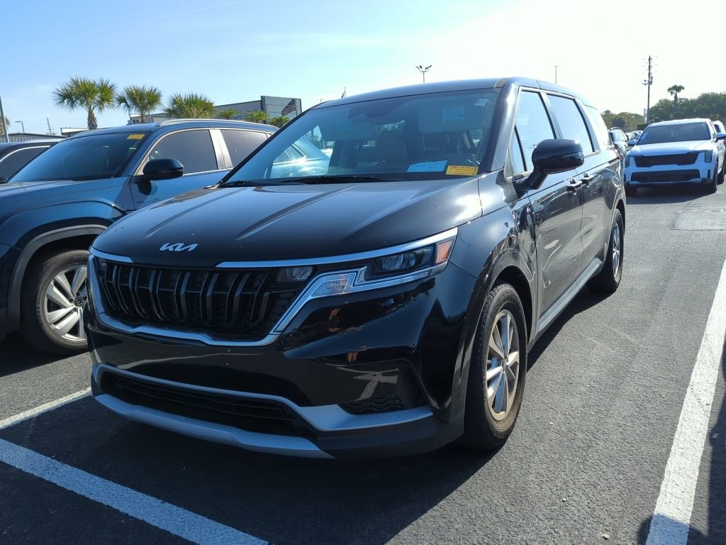 Certified 2023 Kia Carnival LX image 3