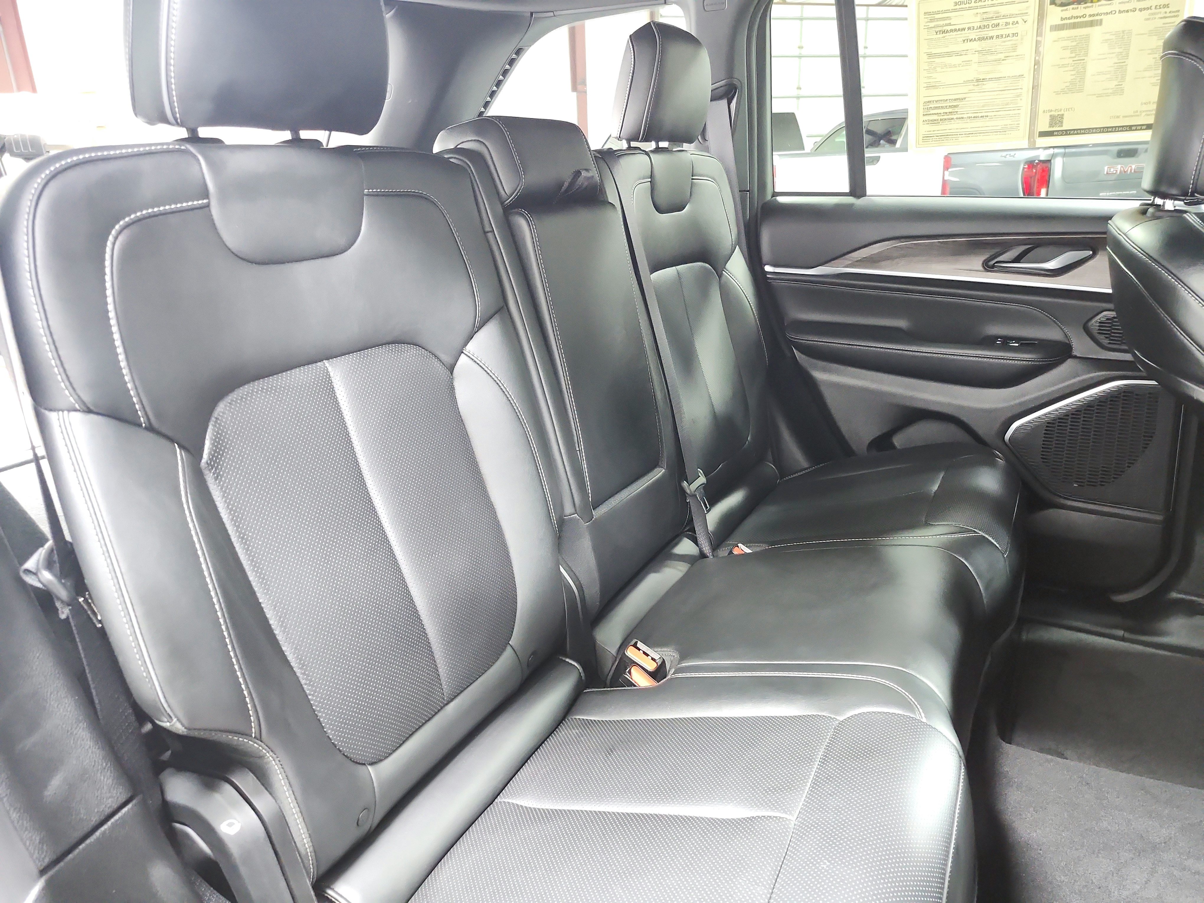 Used 2023 Jeep Grand Cherokee Overland AWD/4WD image 98