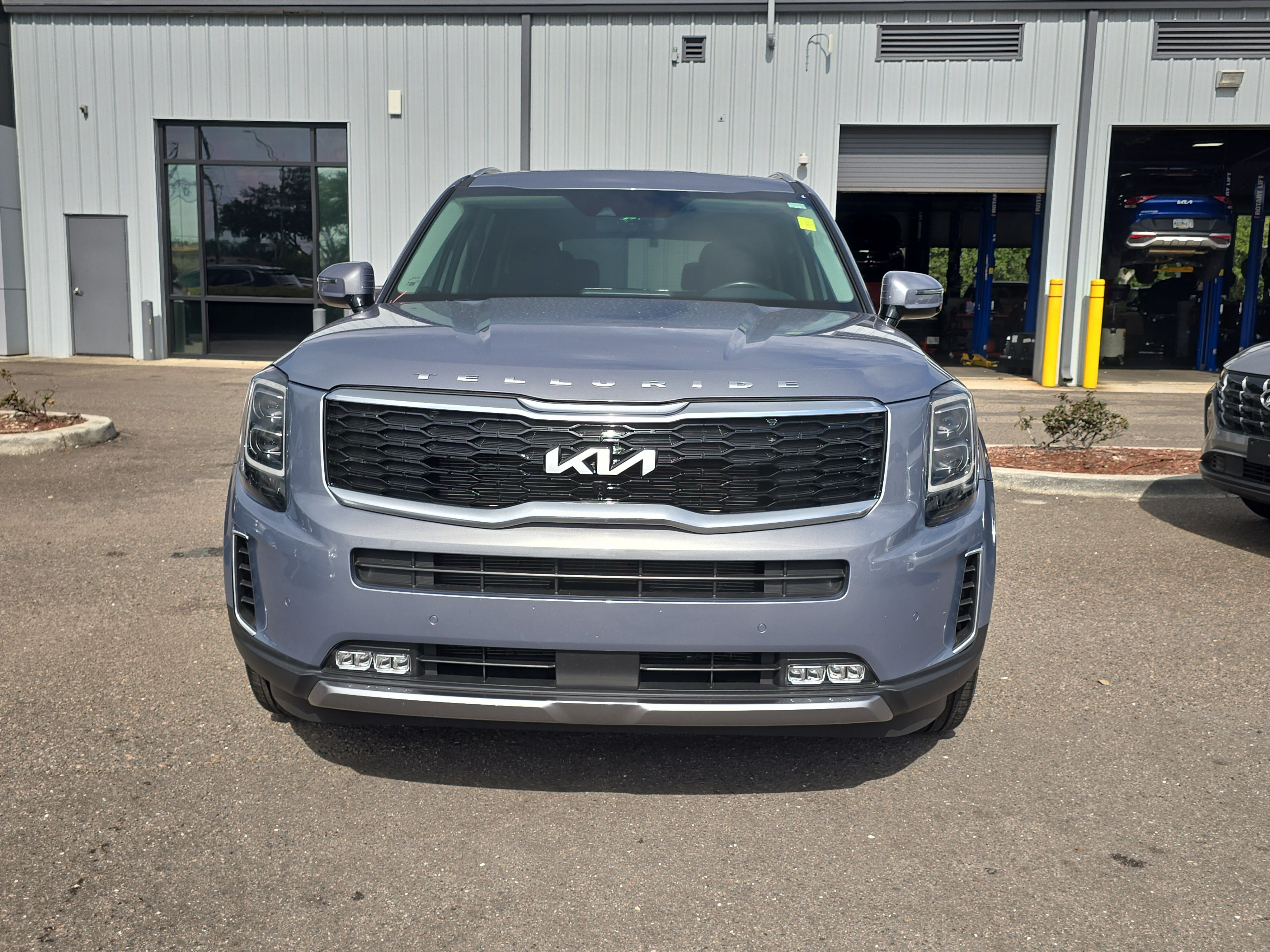 Certified 2022 Kia Telluride SX w/ Towing Package AWD/4WD image 3