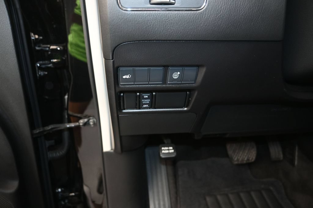 Used 2021 Nissan Armada SL w/ Captain's Chairs Package AWD/4WD image 12