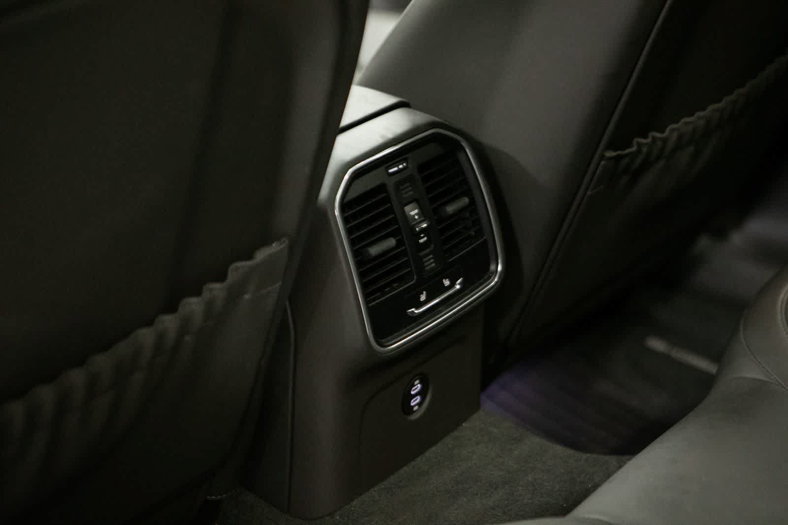 Certified 2023 Porsche Macan AWD/4WD image 33