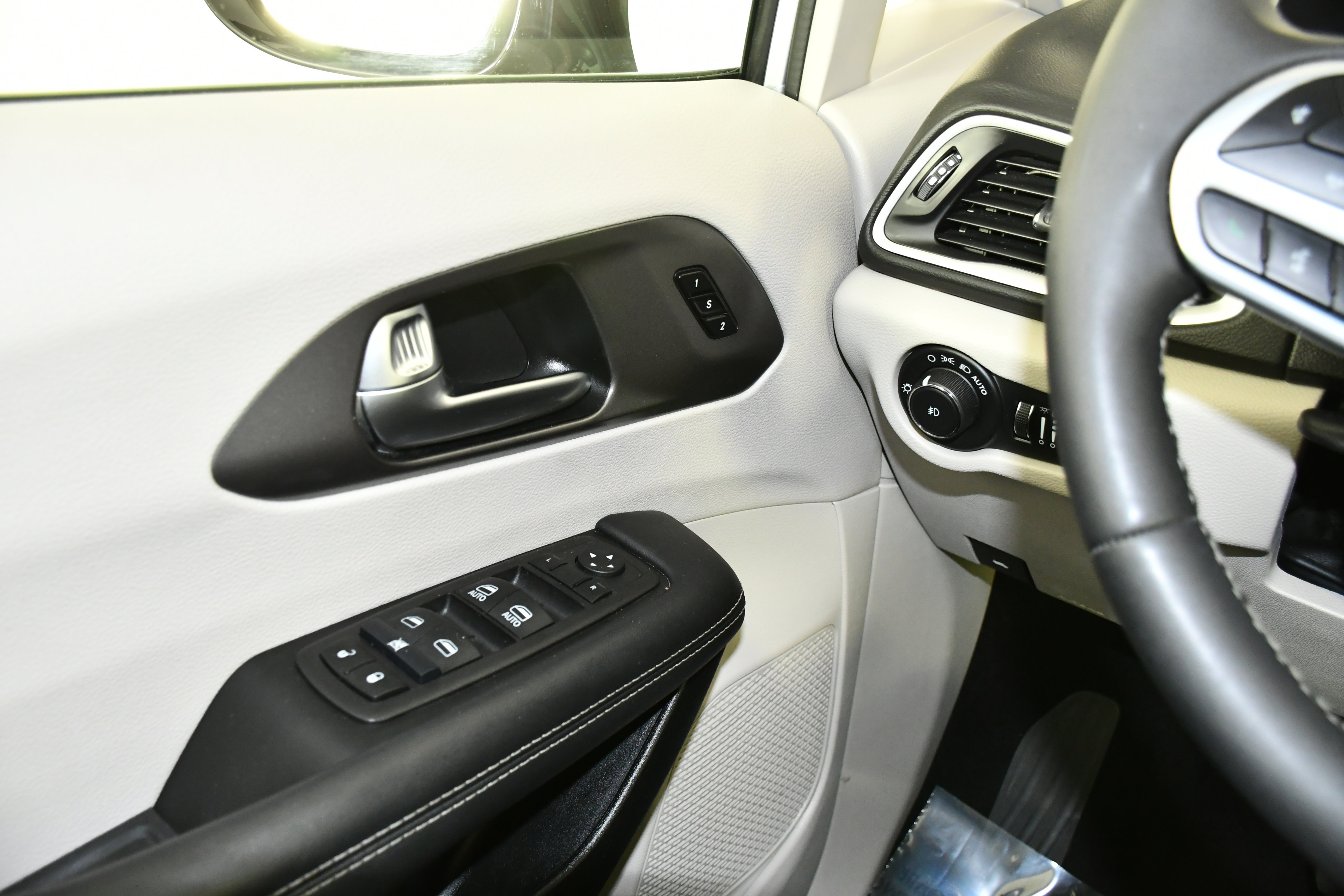 Used 2024 Chrysler Pacifica Touring-L image 33