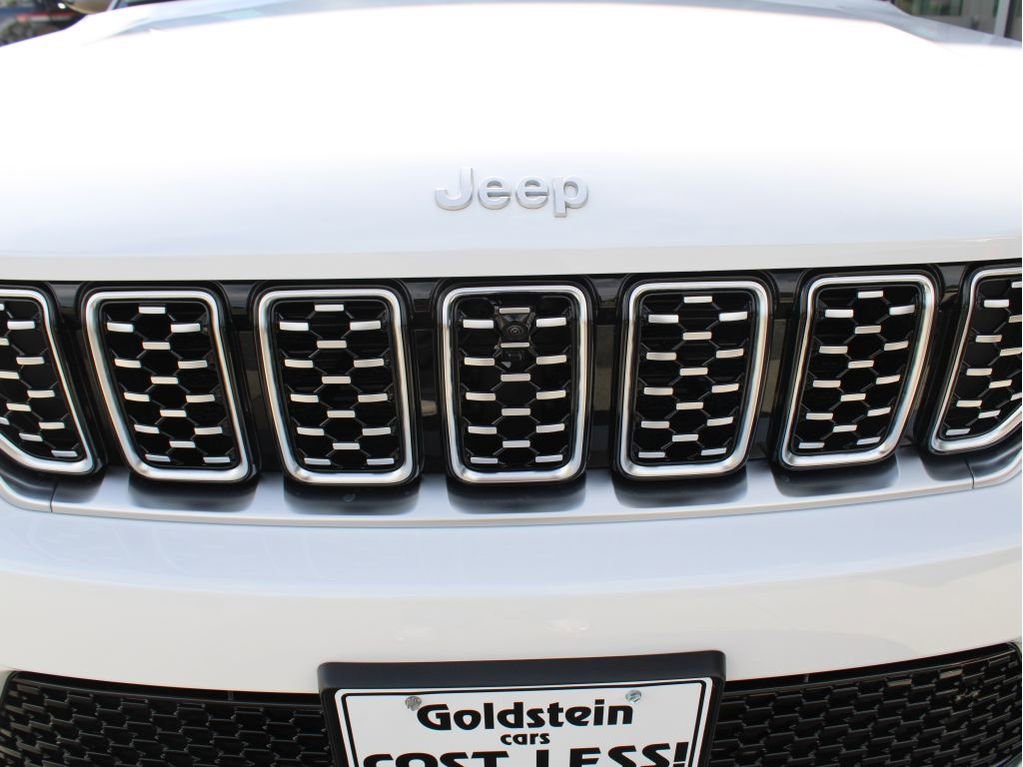 New 2025 Jeep Grand Cherokee Summit image 2