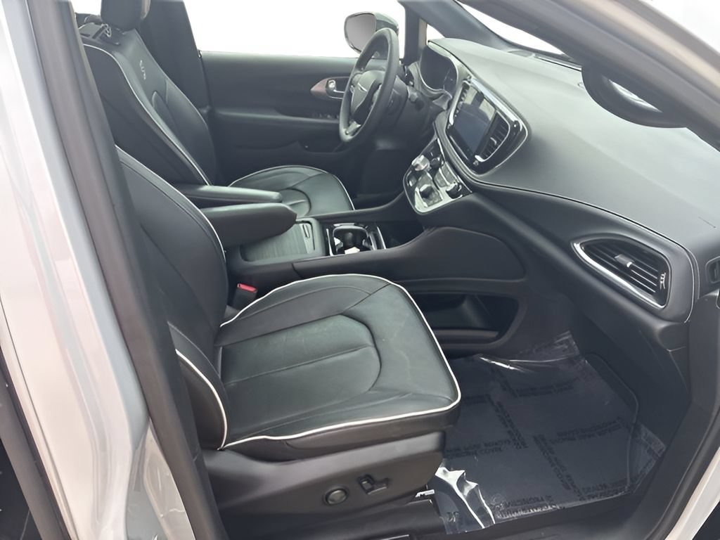 Used 2023 Chrysler Pacifica Limited w/ Uconnect Theater Family Group FWD image 25