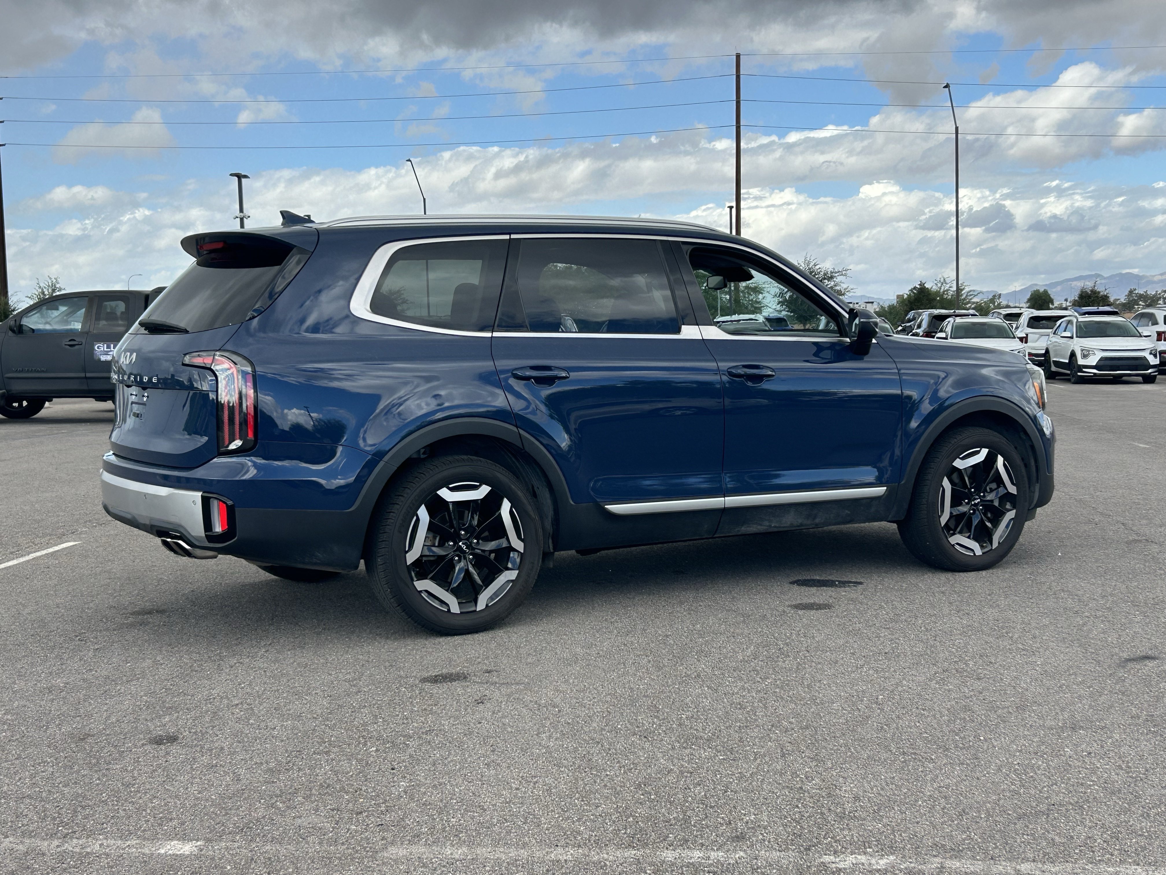 Certified 2023 Kia Telluride EX w/ EX Captain's Chair Package FWD image 5