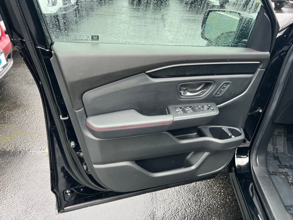 Used 2025 Honda Pilot Black Edition image 11