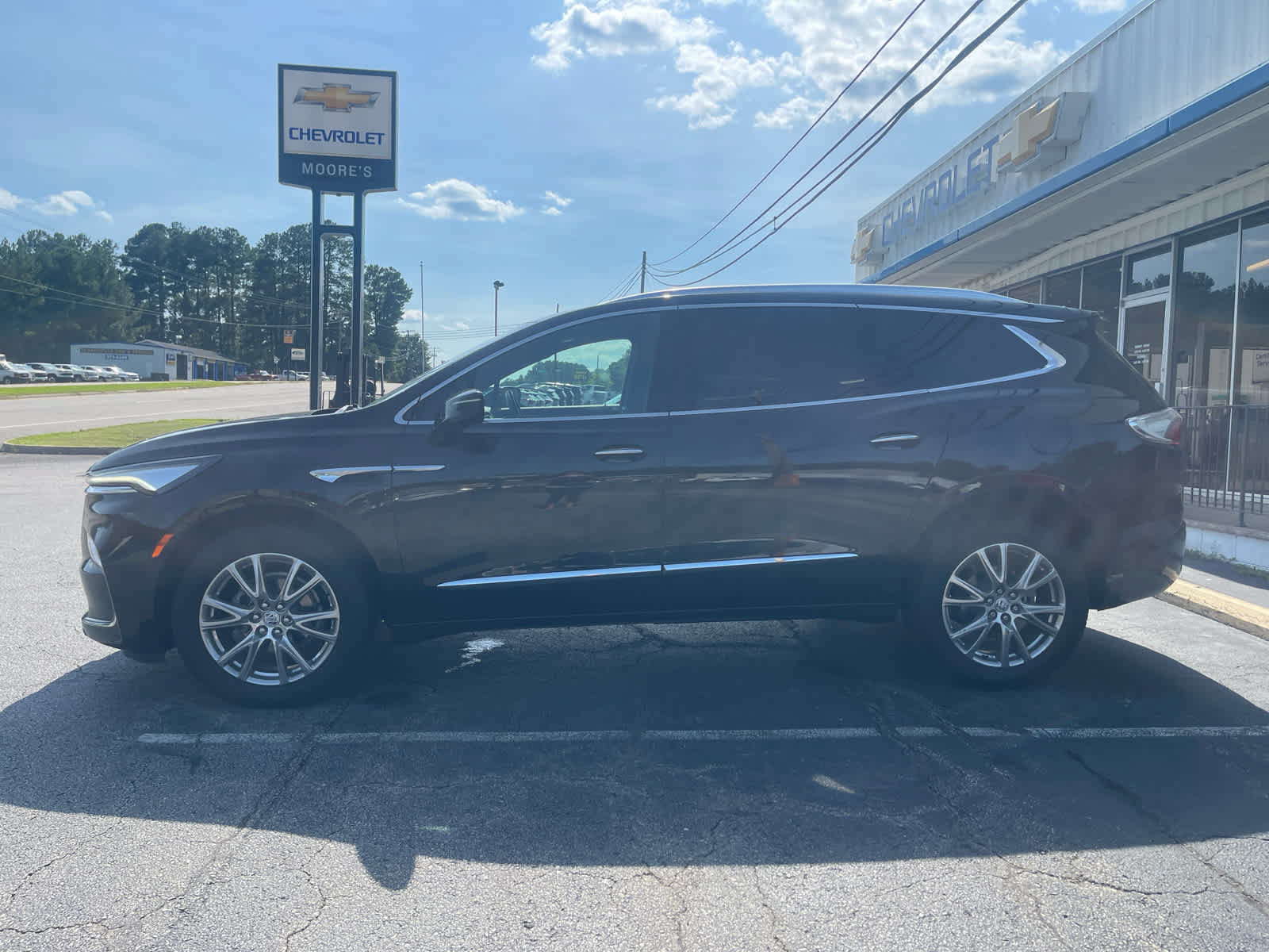 Used 2023 Buick Enclave Essence w/ Experience Buick Package FWD image 4