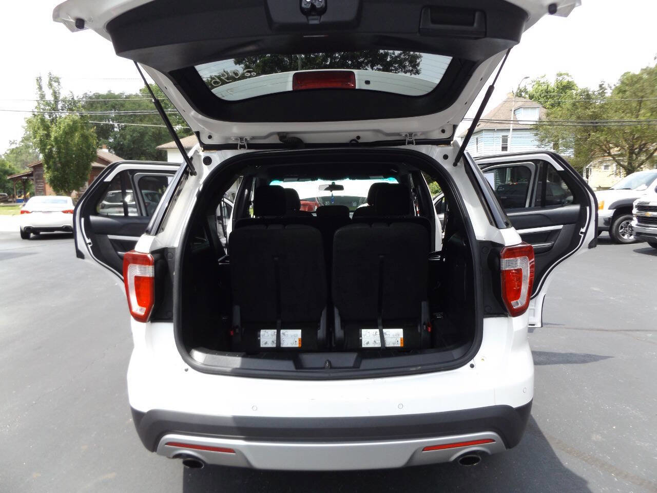 Used 2016 Ford Explorer XLT image 29