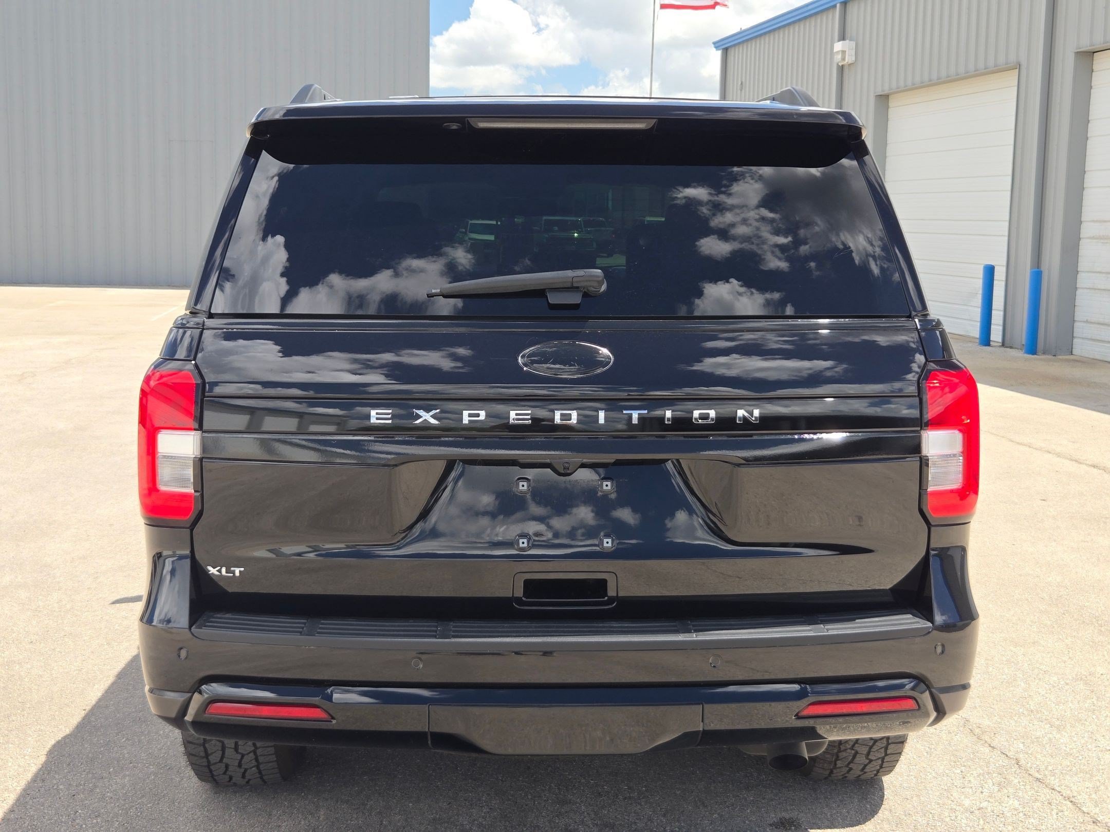 Used 2024 Ford Expedition XLT RWD image 4